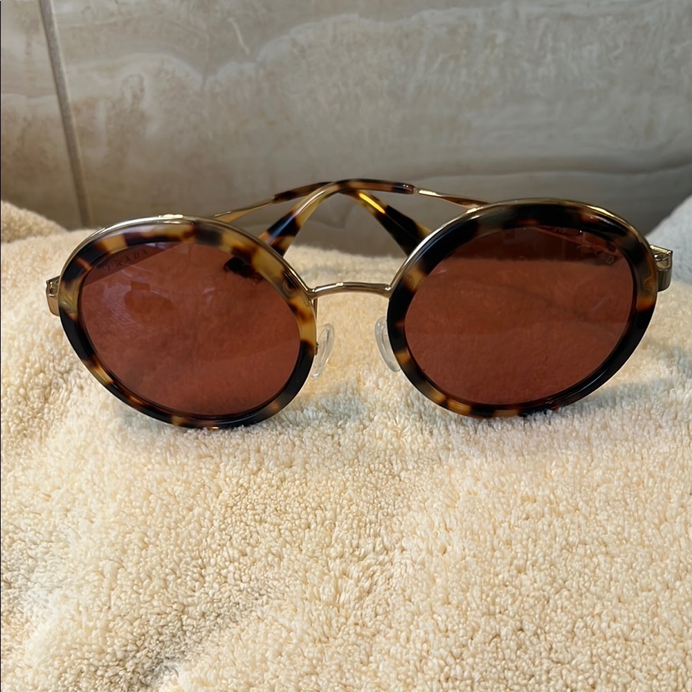 Chic Prada Tortoiseshell Round women’s Sunglasses w/ Prada case- ❤️